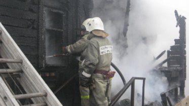 Фото: В Череповце ночью загорелся деревянный дом