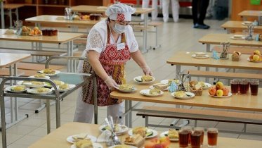 Фото: Новую посуду закупили во все школы Череповца из-за коронавируса