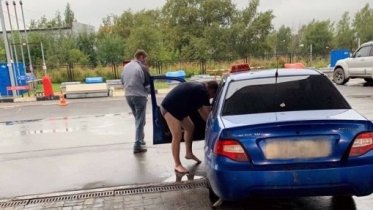 Фото: Череповецкий таксист приехал на заправку в нижнем белье