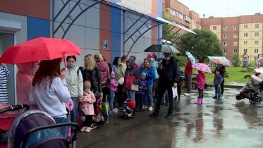 Фото: В Череповце у поликлиники №7 собралась огромная очередь