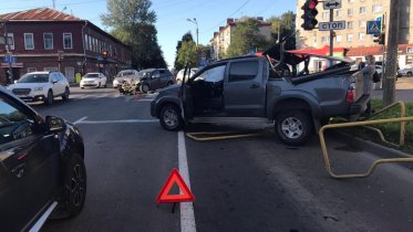 Фото: В Череповце на перекрестке столкнулись две легковушки