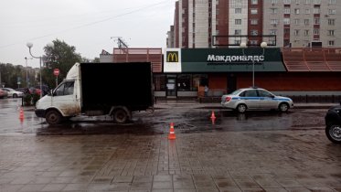 Фото: Водитель грузовика сбил 8-летнего ребенка у «Макдоналдса» в Череповце