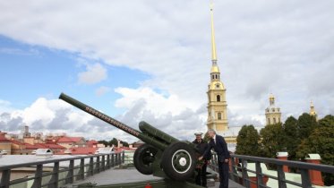 Фото: Андрей Луценко выстрелил из пушки в Петропавловской крепости Санкт-Петербурга