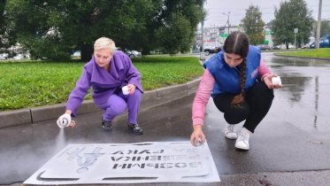 Фото: Депутат Вологодской области приложила руку к штампам на асфальте в Череповце