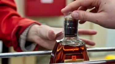 Фото: Череповчанин пытался украсть коньяк и попал к росгвардейцам