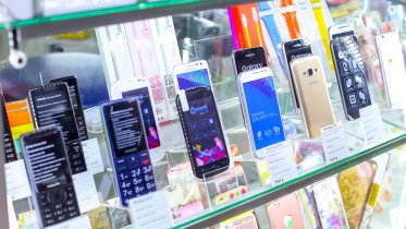 Фото: Двое череповчан украли смартфон из салона связи