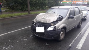 Фото: В Череповце водитель врезался в стоявший автомобиль