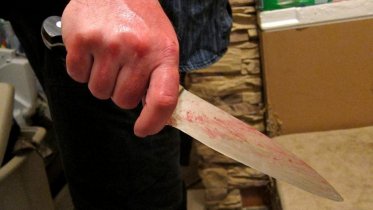 Фото: 51-летний череповчанин из ревности набросился с ножом на соседа