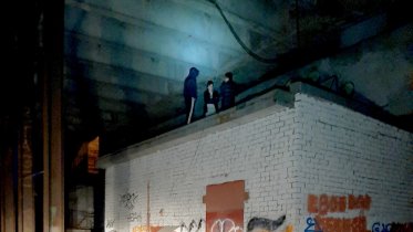 Фото: В Череповце школьники забрались на опасное сооружение под мостом