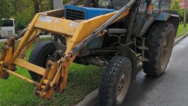 Фото: Пьяный череповчанин угнал трактор и задел автобус