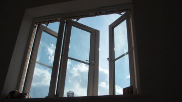 Фото: Череповчанка вышла из окна пятого этажа