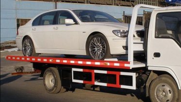 Фото: В Череповце у налогового должника эвакуировали BMW за миллион рублей