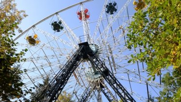 Фото: В Череповце демонтируют колесо обозрения из парка КиО