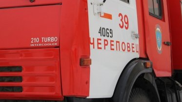 Фото: Деревянный гараж и рядом стоящий с ним охватил пожар в Череповце
