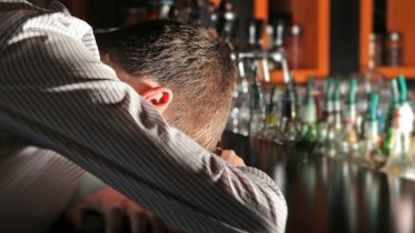 Фото: Пьяному череповчанину стало скучно в баре, после чего он принялся устраивать «веселье»