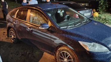 Фото: Выпившие мужчины ночью побили машины в Череповце