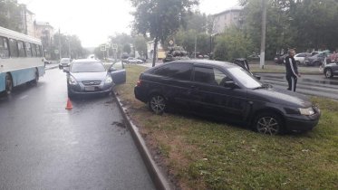 Фото: В Череповце автомобиль, избегая столкновения, вылетел на газон