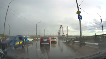 Фото: В Череповце на Октябрьском мосту водитель иномарки устроил ДТП, врезавшись в отбойник