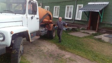 Фото: В проблемных домах поселка Суда приступили к откачке ЖБО