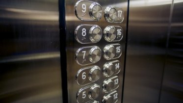 Фото: В Череповце увеличили количество лифтов под замену