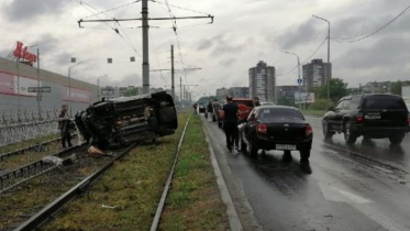 Фото: В Череповце иномарка вылетела на трамвайный путь и перевернулась