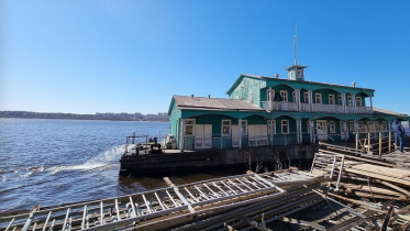 Фото: Реконструкции набережной в Череповце мешает ветхий дебаркадер