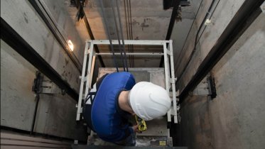 Фото: Жильцам еще одной многоэтажки по улице Гоголя монтируют безопасный лифт