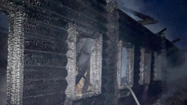 Фото: Неизвестный дом по неизвестной причине сгорел под Череповцом