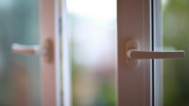 Фото: Штраф грозит матери, ребенок которой выпал из окна в Череповце