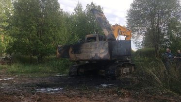 Фото: Экскаватор «Водоканала» сгорел в Череповце