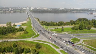 Фото: Проблемный участок перед Октябрьским мостом ожидает ремонт