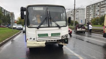 Фото: Пенсионерка на проспекте Победы подрезала автобус