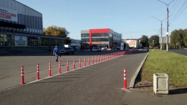 Фото: Пешеходная зона у «Алмаза» теперь отделена от автомобилей