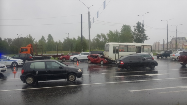 Фото: Серьезное ДТП произошло у Октябрьского моста