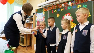 Фото: Светоотражающие брелоки получили школьники в Череповце