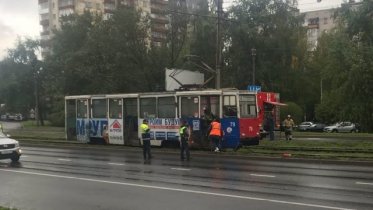 Фото: Старенький трамвай с пассажирами задымился на маршруте № 4