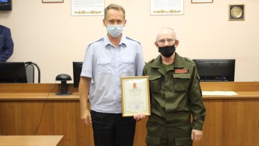 Фото: В Череповце участковый и охранник ТЦ спасли девушку от дистанционных мошенников