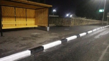 Фото: Бордюры вблизи череповецких остановок становятся полосатыми