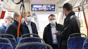 Фото: Удобство новых трамваев оценил замглавы Минприроды во время визита в Череповец