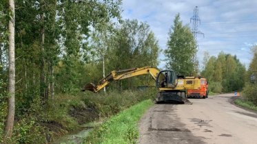 Фото: Возле дачных причалов спецтехника чистит придорожные канавы