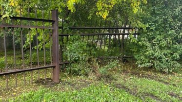 Фото: Неизвестный водитель протаранил три автомобиля на Шекснинском проспекте