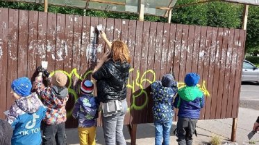 Фото: Воспитанники детсада отмыли остановку в Череповце