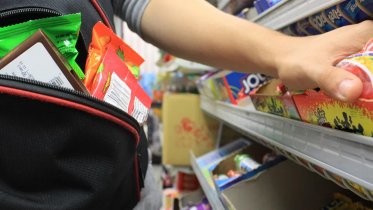 Фото: В Череповце мужчина в полночь решил обворовать магазин