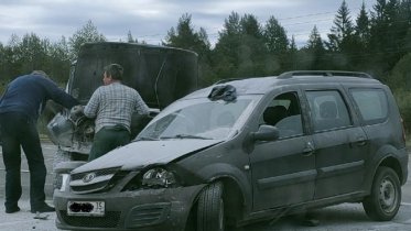 Фото: В Череповецком районе Lada Largus вспыхнул во время ДТП