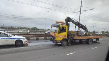 Фото: ДТП на Ягорбском мосту: кроссовер влетел в ограждение трамвайных путей