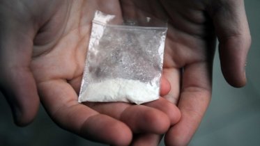 Фото: В Череповце наркоман стоял среди пустынной улицы, размахивал руками и громко кричал