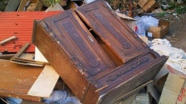 Фото: Череповчанку вместе с дочерью выбросила шкаф из окна и получила штраф