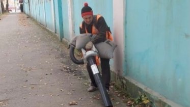 Фото: В Череповце началась уборка опавшей листвы