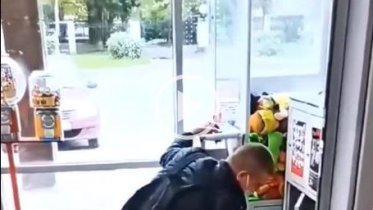 Фото: Вологжанин украл деньги из автомата с игрушками в череповецком магазине