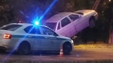 Фото: Череповецкий автомобилист на отечественной легковушке взобрался на столб